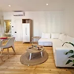 Vailato Swan White Apartment
